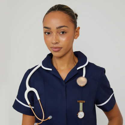 Annie Apple Nurses Taschenuhr – Meraki – Gold & Salbei – Leder – 35 mm
