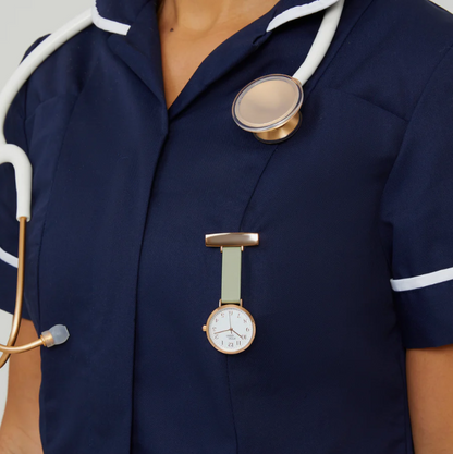 Annie Apple Nurses Taschenuhr – Meraki – Gold & Salbei – Leder – 35 mm