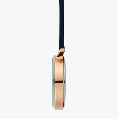Relógio de bolso Annie Apple Meraki em madrepérola, ouro rosa e couro azul-marinho